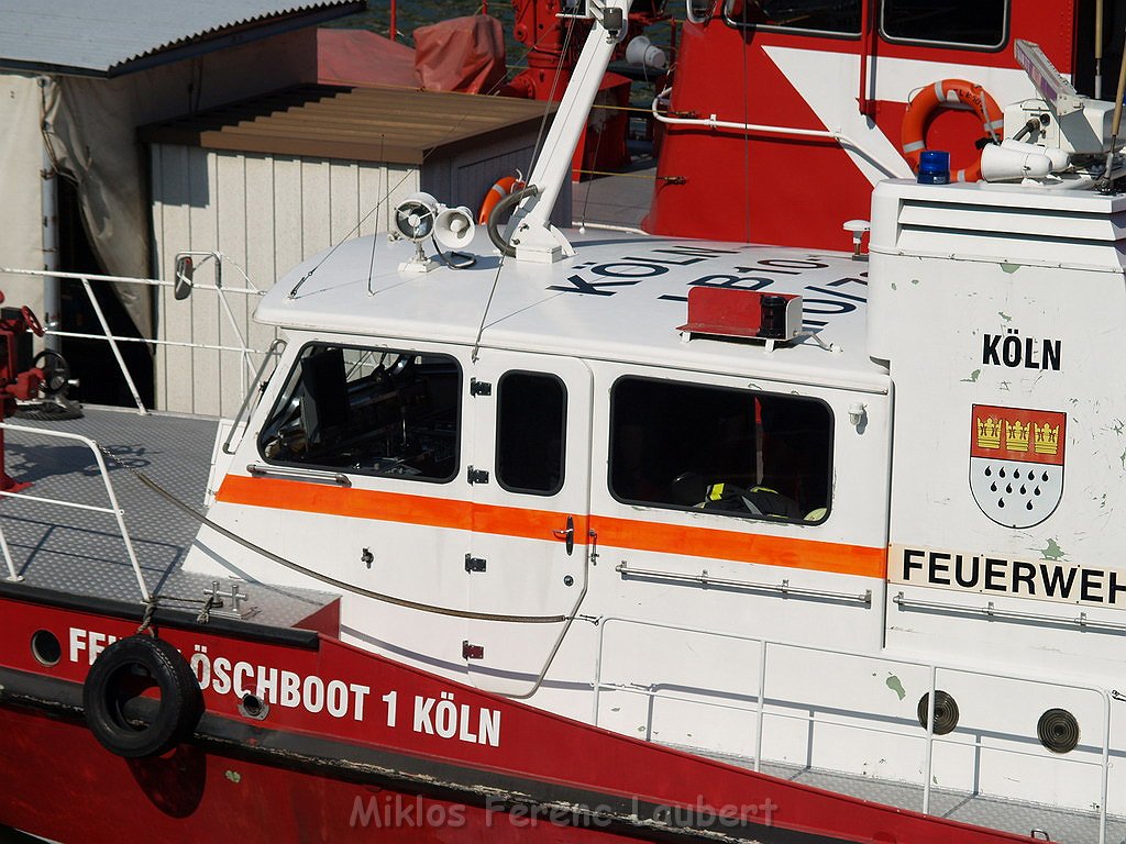Einsatz Loeschboot Rettungsboot PRhein Koeln Rodenkirchen P48.JPG